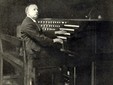 Louis Vierne, organista non vedente titolare per 37 anni dell'organo di Notre-Dame: morì seduto alla consolle pochi istanti dopo il termine del suo 1750° concerto