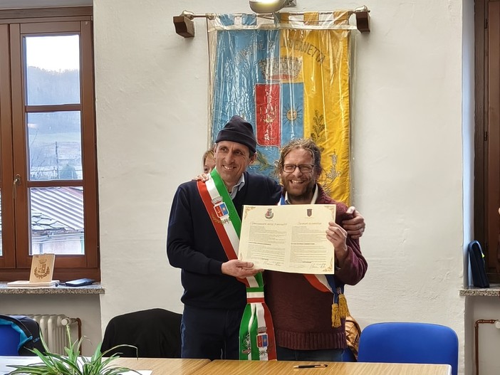Maurino, a sinistra, alla firma del gemellaggio Maurino, a sinistra, alla firma del gemellaggio