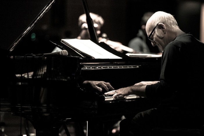 Dogliani accoglie Ludovico Einaudi per un concerto tra musica e paesaggio Dogliani accoglie Ludovico Einaudi per un concerto tra musica e paesaggio