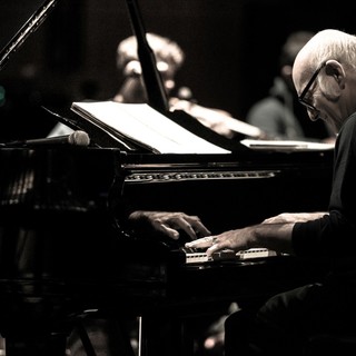 Dogliani accoglie Ludovico Einaudi per un concerto tra musica e paesaggio