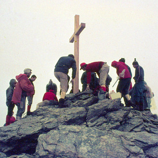 La croce in legno issata su Cima Rasciassa di Oncino nel 1975