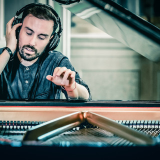 Lorenzo Subrizi immerso nel flusso creativo davanti al suo pianoforte, immortalato da Enzo Fornione Lorenzo Subrizi immerso nel flusso creativo davanti al suo pianoforte, immortalato da Enzo Fornione