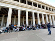 Il gruppo del liceo “Govone” davanti alle colonne del Partenone sull’Acropoli di Atene.