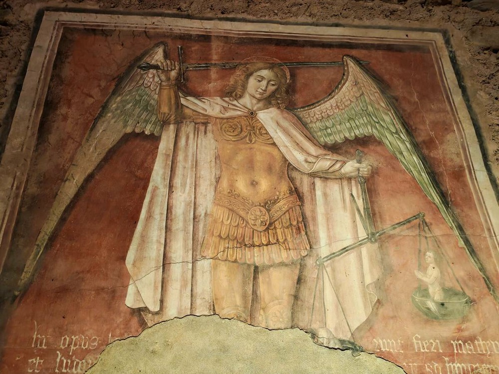 San Michele Arcangelo, attribuito ad Hans Clemer, nell'abbazia dei santi Pietro e Colombano a Pagno San Michele Arcangelo, attribuito ad Hans Clemer, nell'abbazia dei santi Pietro e Colombano a Pagno