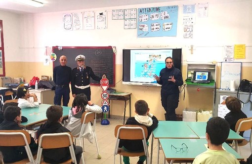 La Polizia locale in cattedra a Boves per speciali lezioni con i bambini delle elementari