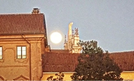 Luna piena tra la chiesa di Sant'Andrea e le scuole Maschili