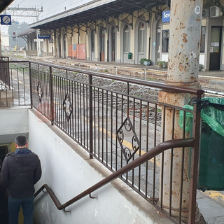 Le scale del sottopassaggio della stazione Fs di Savigliano che impediscono l'accesso ai binari a persone con disabilità o mobilità ridotta Le scale del sottopassaggio della stazione Fs di Savigliano che impediscono l'accesso ai binari a persone con disabilità o mobilità ridotta