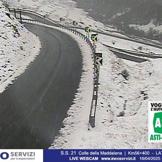 La nevicata in corso sul colle della Maddalena