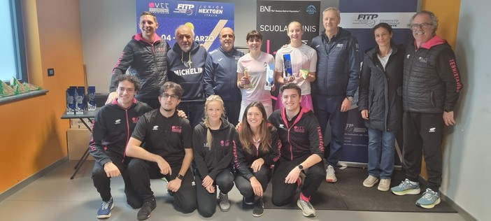 La premiazione under 14 femminile con staff e dirigenti alla VTT