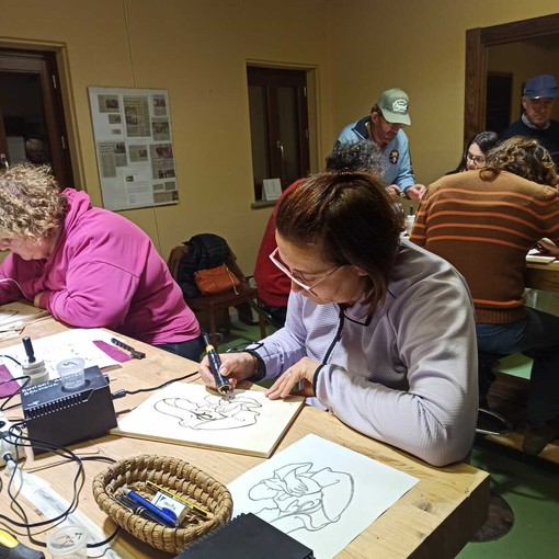 Pirografia su legno, a Salmour torna il corso per imparare l'arte dell'incisione a fuoco