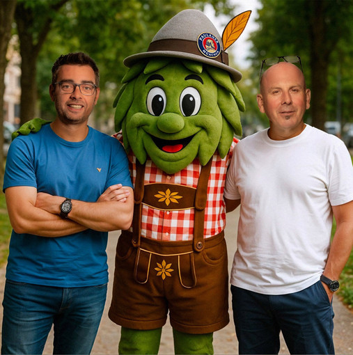 Render fotografico della mascotte dell’Oktoberfest Cuneo “Luppolo” con Roberto Falco e Massimo Mogna della Sidevents Srl