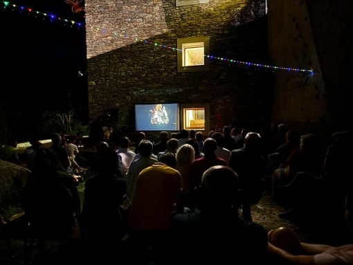 Ostana tra cinema e arte al Galaberna: successo per la serata dedicata ai cortometraggi dei giovani Ostana tra cinema e arte al Galaberna: successo per la serata dedicata ai cortometraggi dei giovani