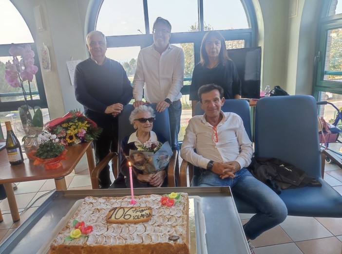 La centenaria Iolanda con famigliari e sindaco