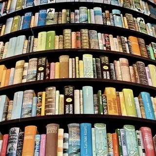 Tra un’opera prima e una tartina: se al Salone del Libro non ci si accontenta più della lettura Tra un’opera prima e una tartina: se al Salone del Libro non ci si accontenta più della lettura