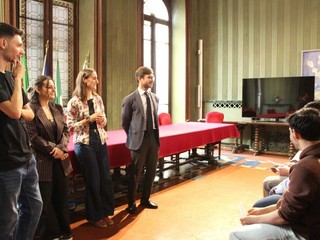 L'assessora al protagonismo giovanile Lucia Vignolo con il sindaco Alberto Gatto durante una delle iniziative del Forum Giovani L'assessora al protagonismo giovanile Lucia Vignolo con il sindaco Alberto Gatto durante una delle iniziative del Forum Giovani