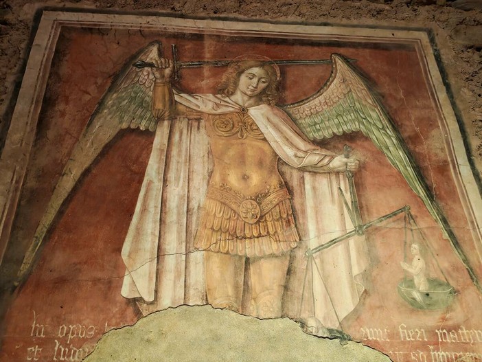 San Michele Arcangelo, attribuito ad Hans Clemer, nell'abbazia dei santi Pietro e Colombano a Pagno San Michele Arcangelo, attribuito ad Hans Clemer, nell'abbazia dei santi Pietro e Colombano a Pagno