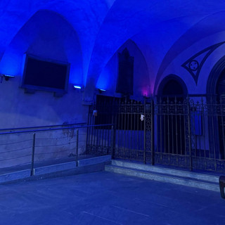 Alba: le luci di Piazza Risorgimento accese di azzurro per la Giornata delle Malattie Rare