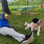 L'educatore cinofilo Gabriel con il cane Macchia L'educatore cinofilo Gabriel con il cane Macchia
