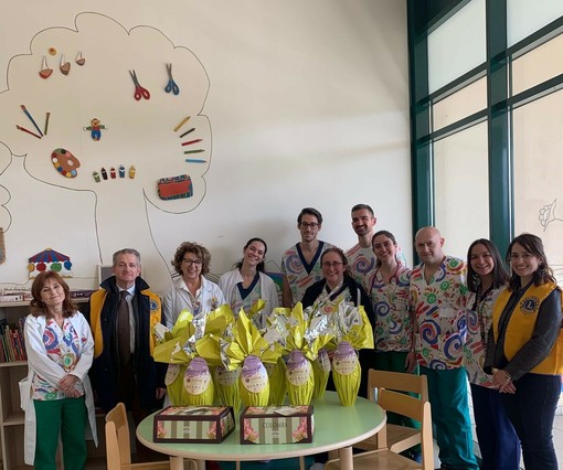 Uova di Pasqua solidali del Lions Club per i piccoli pazienti di Mondovì Uova di Pasqua solidali del Lions Club per i piccoli pazienti di Mondovì