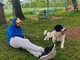 L'educatore cinofilo Gabriel con il cane Macchia L'educatore cinofilo Gabriel con il cane Macchia