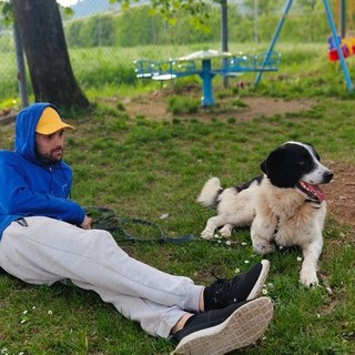 L'educatore cinofilo Gabriel con il cane Macchia