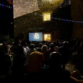 Ostana tra cinema e arte al Galaberna: successo per la serata dedicata ai cortometraggi dei giovani Ostana tra cinema e arte al Galaberna: successo per la serata dedicata ai cortometraggi dei giovani