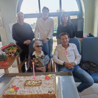 La centenaria Iolanda con famigliari e sindaco