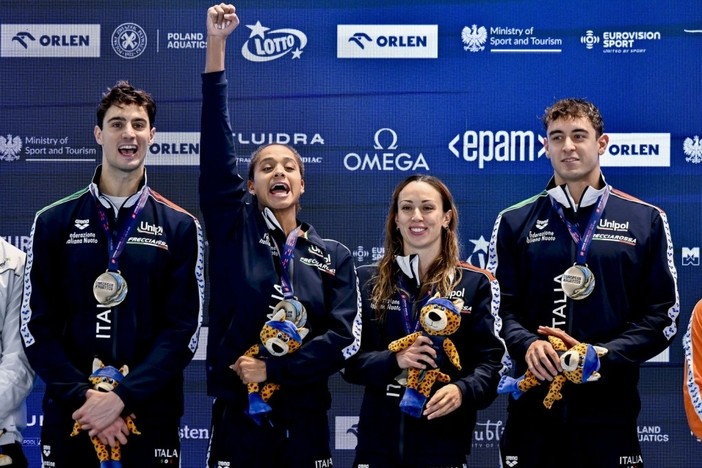 NUOTO / Infinita Sara Curtis: sul tetto d'Europa col secondo oro e il record mondiale nella staffetta 4x50 stile mista. Oggi le batterie dei 100 stile