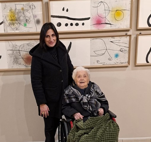 La pittrice Maria Rosa Ravera Aira e la direttrice della casa di riposo in visita alla mostra di Mirò in Casa Francotto