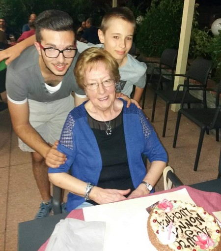 In foto la nonna braidese Luciana Rizzotti con i nipoti