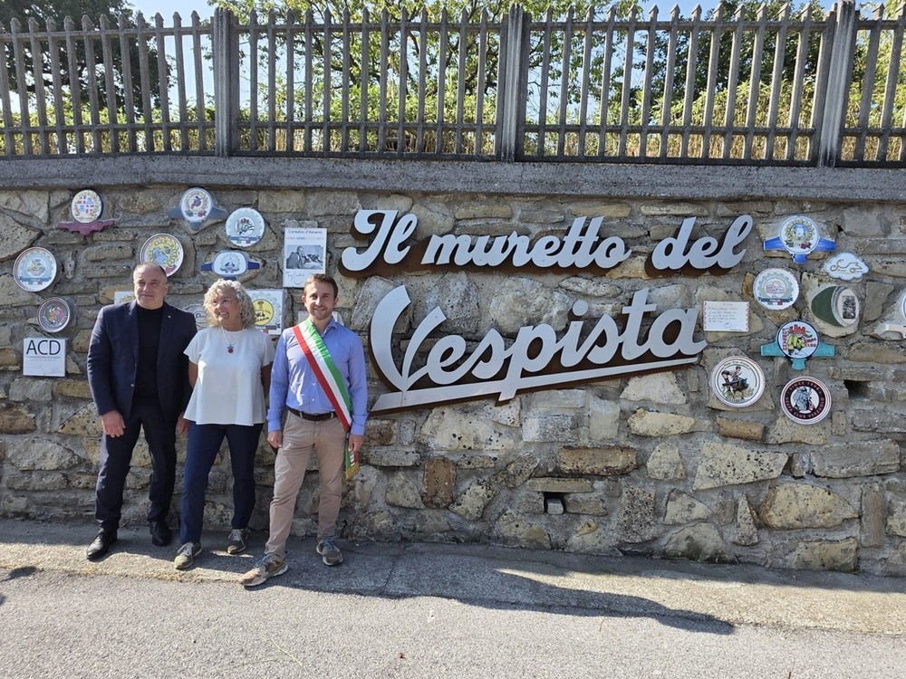 A Lesegno nasce il “Muretto del Vespista”: memoria, storia e passione sulle strade della Vespa A Lesegno nasce il “Muretto del Vespista”: memoria, storia e passione sulle strade della Vespa