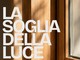 La soglia della luce: il serramento in legno come elemento compositivo dello spazio