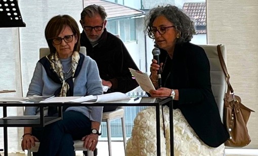 L'autrice Gabriella Cadorin con la moderatrice dell'incontro Antonella Marocchino L'autrice Gabriella Cadorin con la moderatrice dell'incontro Antonella Marocchino