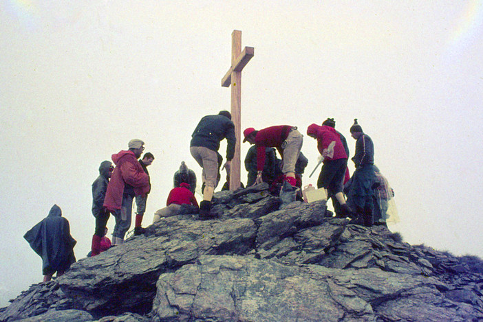 La croce in legno issata su Cima Rasciassa di Oncino nel 1975 La croce in legno issata su Cima Rasciassa di Oncino nel 1975