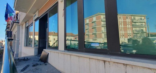 Bancomat fatto esplodere a Lagnasco: bottino stimato in 50 mila euro Bancomat fatto esplodere a Lagnasco: bottino stimato in 50 mila euro