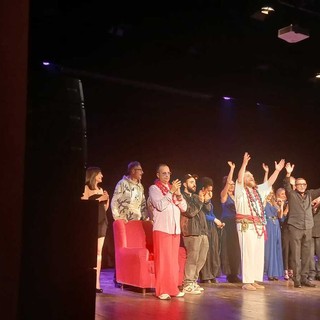 Il cast di "Luce in sala" riceve l'applauso del pubblico al "Magda Olivero" di Saluzzo Il cast di "Luce in sala" riceve l'applauso del pubblico al "Magda Olivero" di Saluzzo