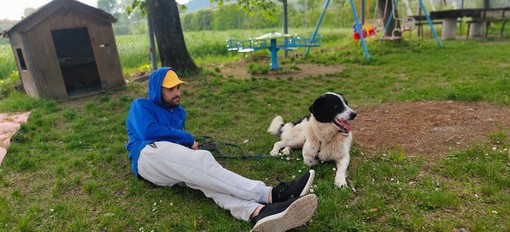 L'educatore cinofilo Gabriel con il cane Macchia L'educatore cinofilo Gabriel con il cane Macchia