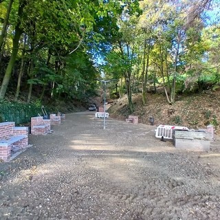 Saluzzo, lavori all'area verde di Santa Caterina, posizionate le panchine delal Scuola edile di Cuneo Saluzzo, lavori all'area verde di Santa Caterina, posizionate le panchine delal Scuola edile di Cuneo