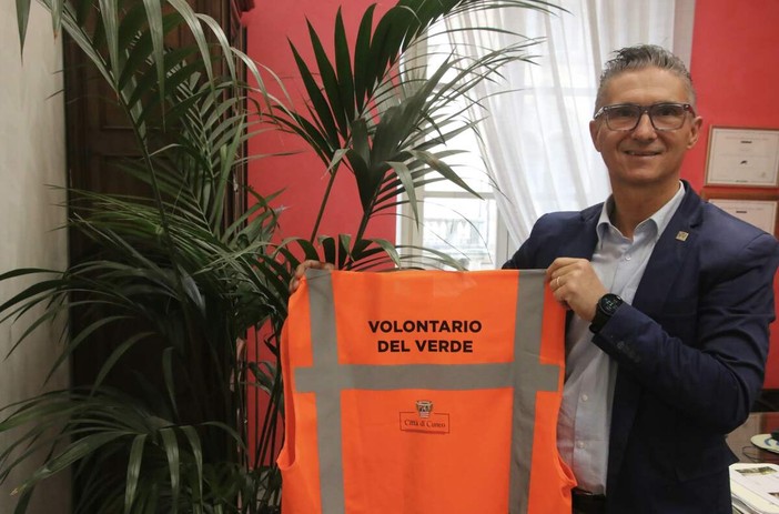 L'assessore Demichelis con la pettorina dei volontari del verde L'assessore Demichelis con la pettorina dei volontari del verde