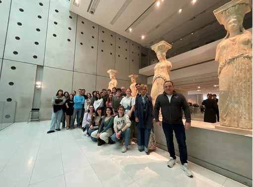 Alcuni studenti con il dirigente scolastico Roberto Buongarzone e la prof.ssa Laura Demichelis ai piedi delle Cariatidi nel Museo dell’Acropoli.