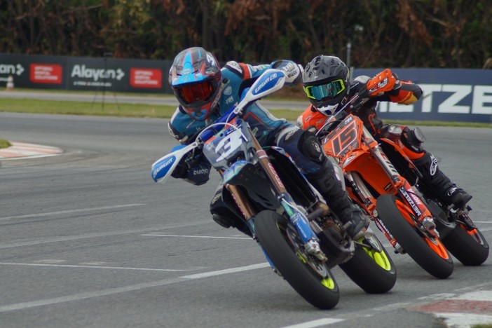 Spettacolo e ritmi intensi nelle prime gare del Mondiale ed Europeo Supermoto a Busca