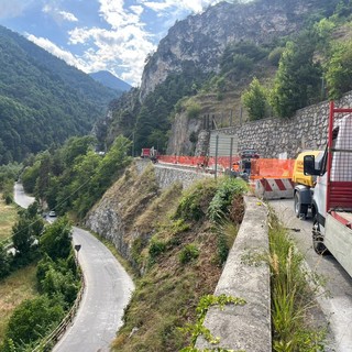 Al lavoro per la sistemazione del muro di sostegno sulla Strada Provinciale della Valle Maira