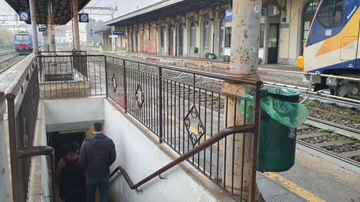 Le scale del sottopassaggio della stazione Fs di Savigliano che impediscono l'accesso ai binari a persone con disabilità o mobilità ridotta