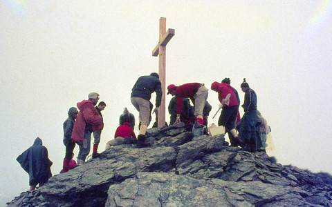 La croce in legno issata su Cima Rasciassa di Oncino nel 1975