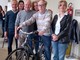 Nella foto, Lorenzo Montani con alcuni colleghi e la biciclette ricevuta in dono