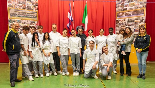 Nella foto di Maurizio Mangino la squadra degli studenti con docenti e rappresentanti dei Lions