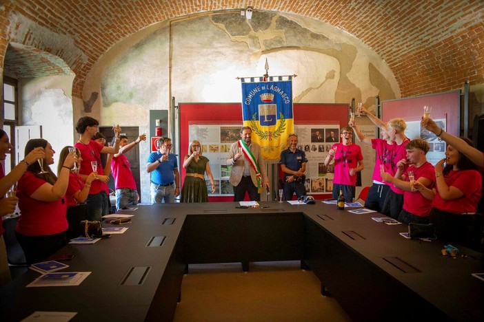 l sindaco di Lagnasco Roberto Dalmazzo durante la cerimonia di consegna delle costituzioni ai neo maggiorenni l sindaco di Lagnasco Roberto Dalmazzo durante la cerimonia di consegna delle costituzioni ai neo maggiorenni