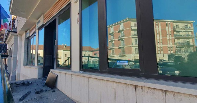 Bancomat fatto esplodere a Lagnasco: bottino stimato in 50 mila euro Bancomat fatto esplodere a Lagnasco: bottino stimato in 50 mila euro