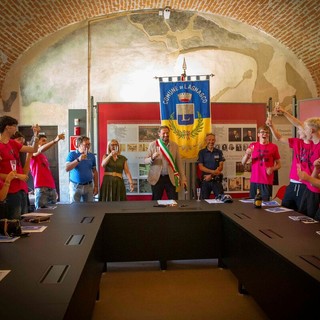 l sindaco di Lagnasco Roberto Dalmazzo durante la cerimonia di consegna delle costituzioni ai neo maggiorenni l sindaco di Lagnasco Roberto Dalmazzo durante la cerimonia di consegna delle costituzioni ai neo maggiorenni