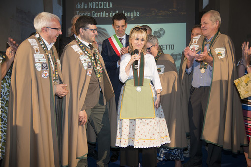 Luciana Littizzetto scelta nel 2017 come ambasciatrice della Nocciola a Cortemilia (Foto Facebook Confraternita della Nocciola Tonda Gentile di Langa)